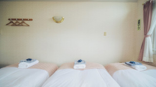 エコノミー トリプルルーム シングルベッド 3 台 パーシャルシービュー