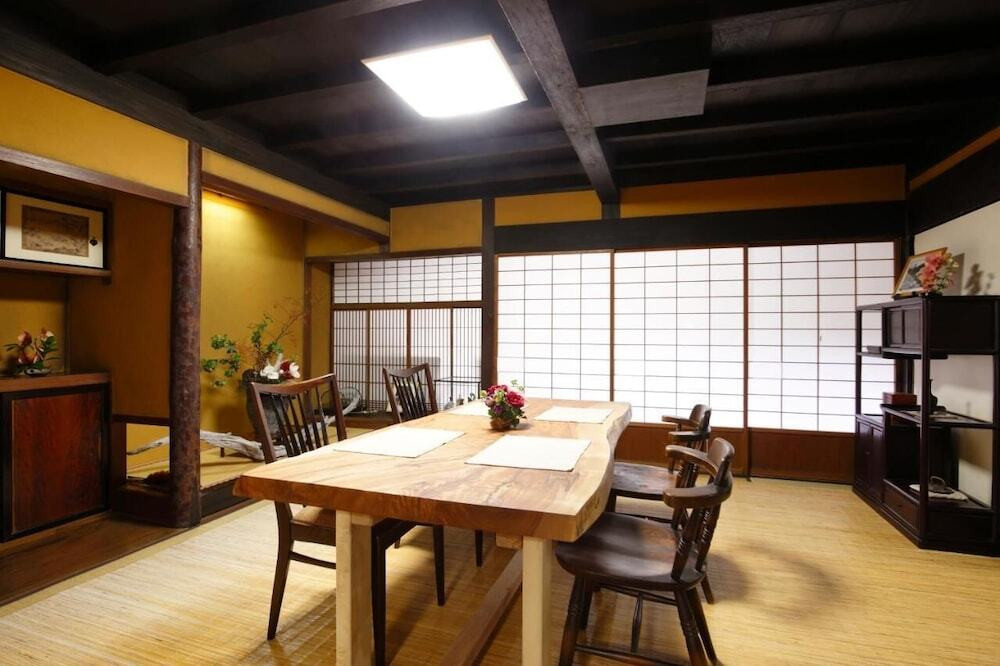 客室内のダイニングエリア