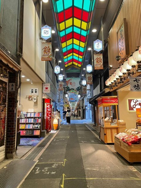 四条駅や烏丸駅から徒歩約3分「錦市場」は、約400年の歴史を誇る“京の台所”。約390mにも及ぶ長いアーケード内に、京都ならではの食材店や飲食店、料理道具店などがずらりと並ぶ / 4