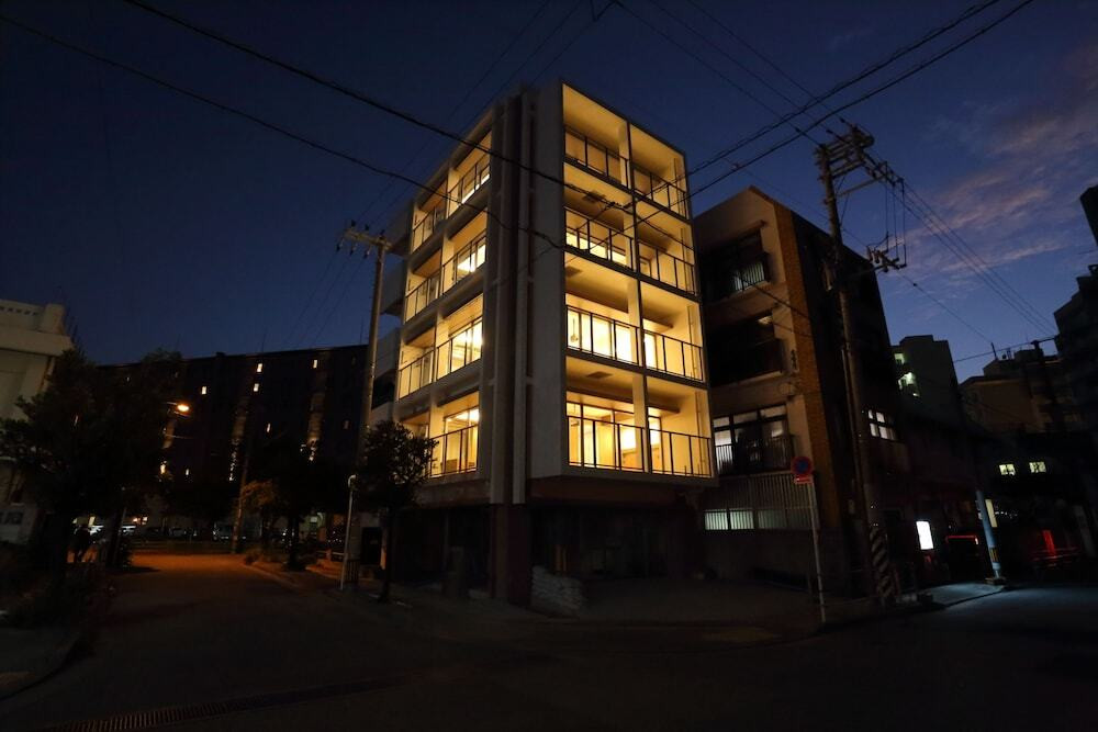 施設の正面 (日没後)