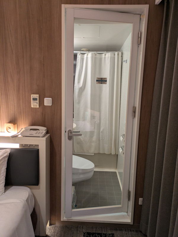 枕元にバスルームとトイレ