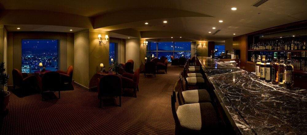 最上階25階のバーではダイナミックな夜景を3928430