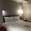 広い部屋に大きいサイズのベッド。