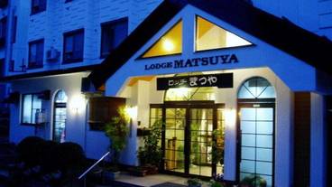 施設の正面 (日没後) / 3