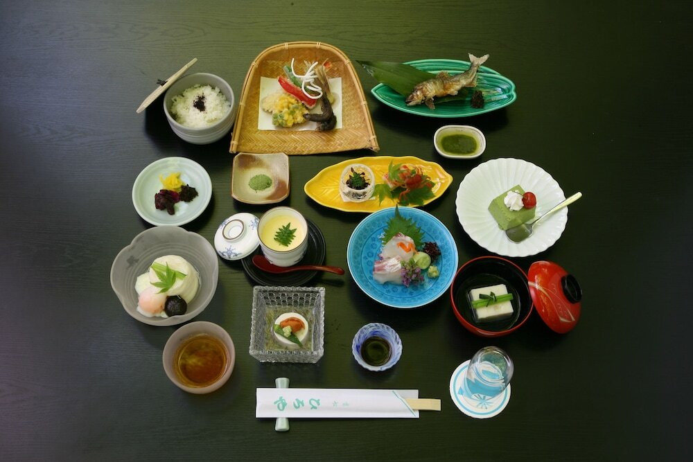 客室内のダイニングエリア