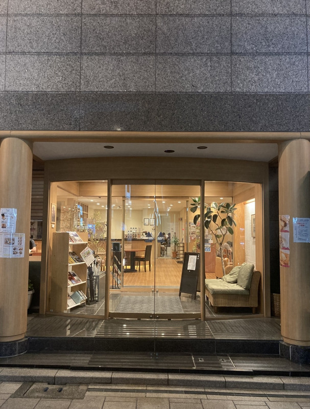 こちら（通りの中に立地）