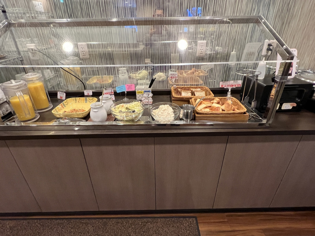 パン、サラダ、ジュース