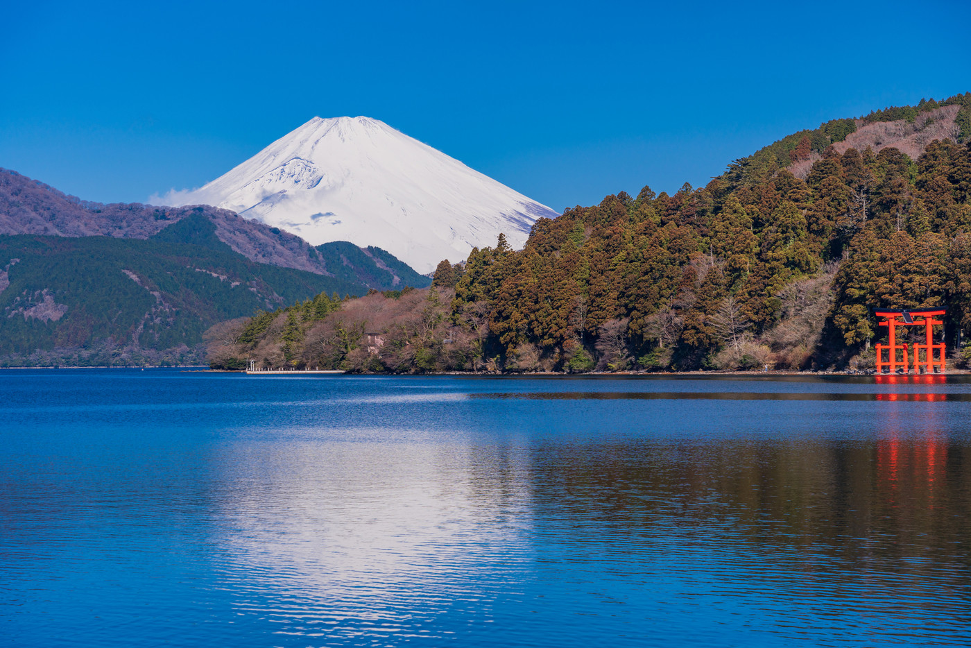 （神奈川県）元箱根の湖畔から眺める富士山