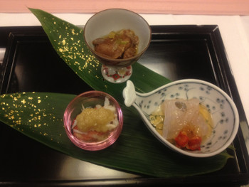 「料亭 金城樓 本店」 料理 14641662 朝食の先付けは笹の葉に金粉を散らして盛り付けてあります