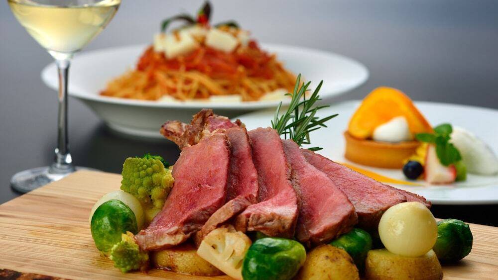 ドレスアップして
沖縄の美食を堪能 / 2