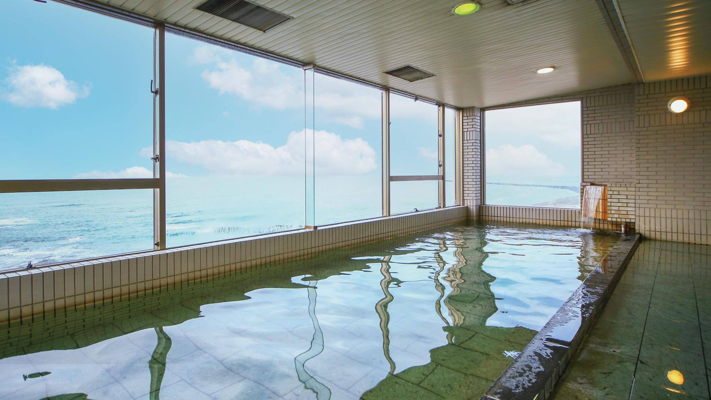 佐渡島を望む大浴場でゆったり♡オーシャンビューの大浴場が人気の宿4232608