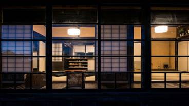 施設の正面 (日没後) / 2