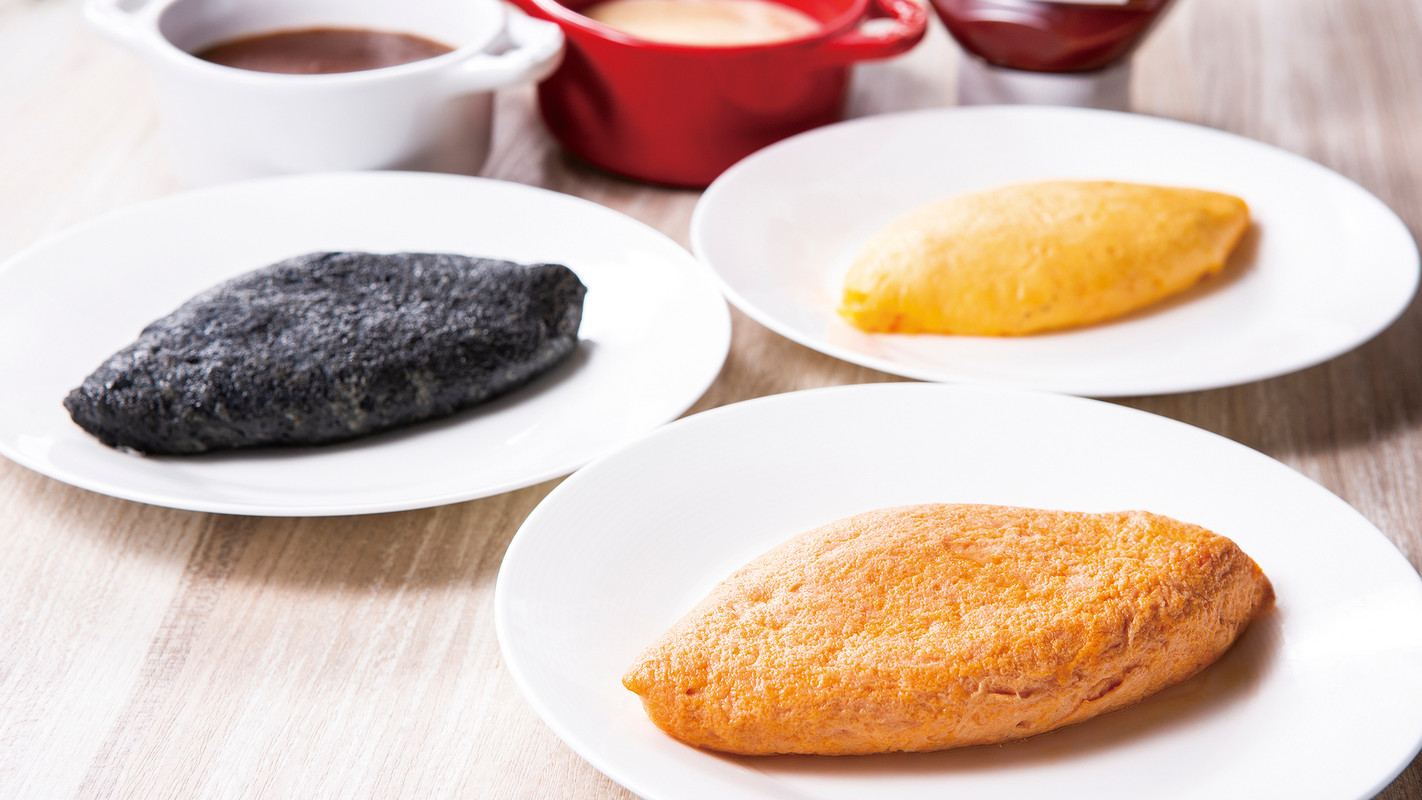 朝食のオムレツ プレーン、イカスミ、トマトから選択