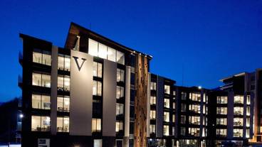 施設の正面 (日没後) / 2