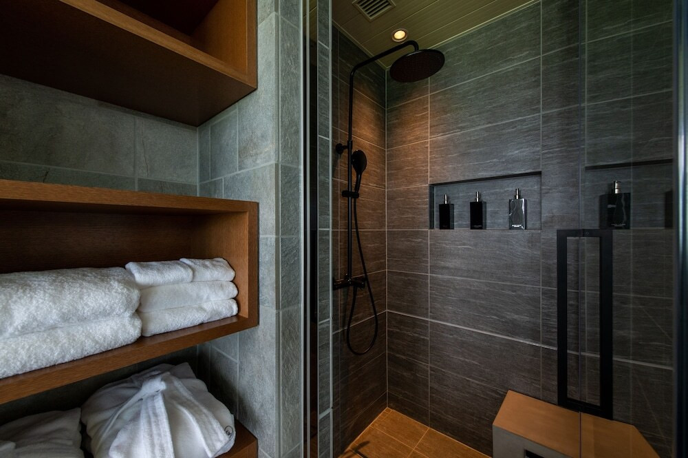 全室独立シャワーブース完備