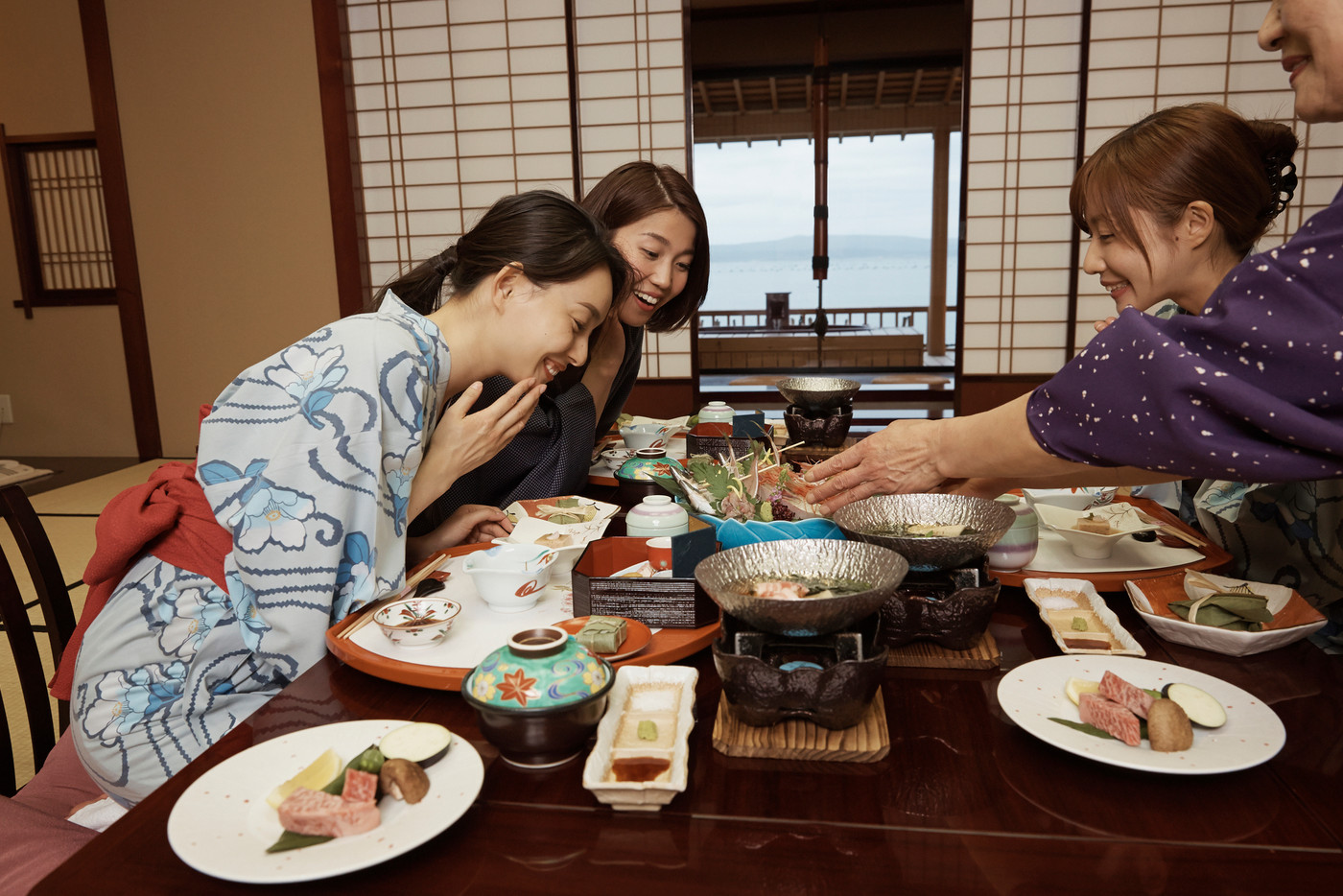 宿で食事する女性達