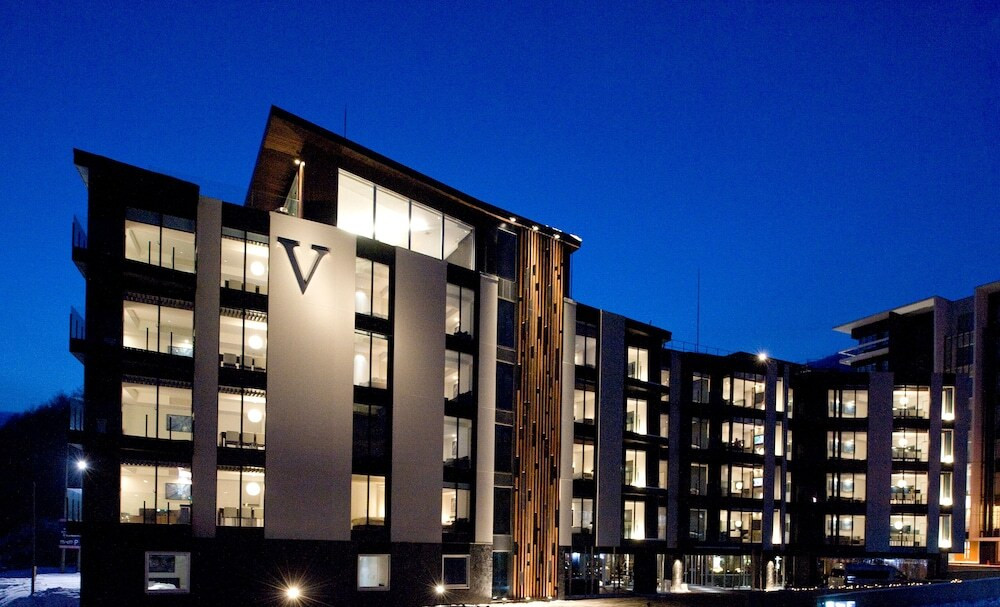 施設の正面 (日没後)