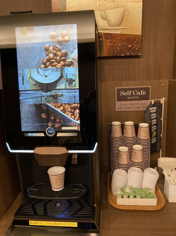 フロントにコーヒーサービスあり。麦茶もあり。