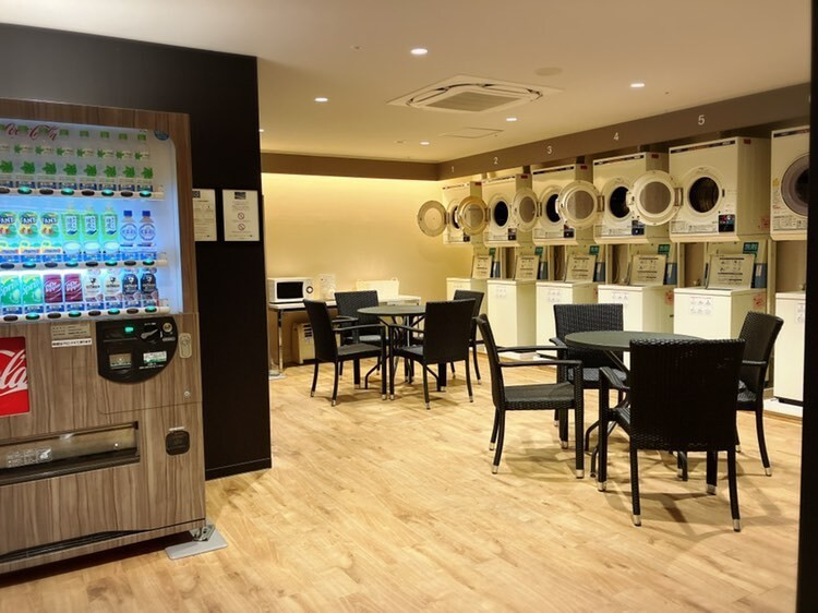 ホテル内にコインランドリーもありマリングッズの洗濯や連泊にも最適。洗濯の間、チェアで待つこともできる / 4