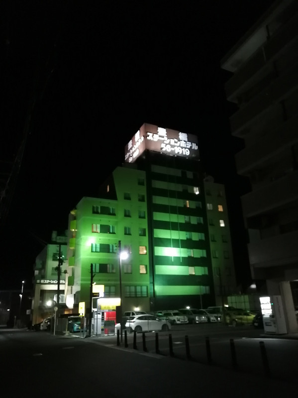 駅から徒歩5分くらいです。