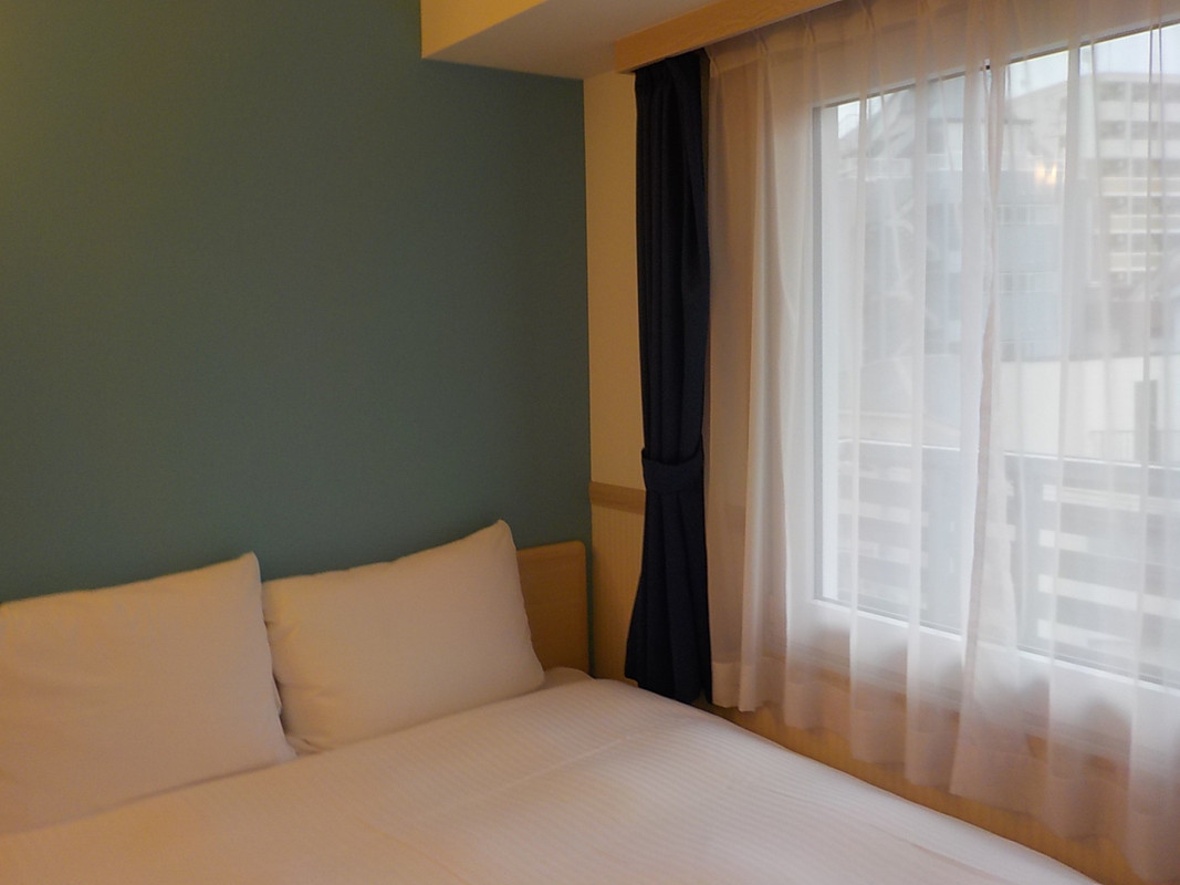 程よい硬さのダブルベッドが置かれた清潔感がある部屋でした。