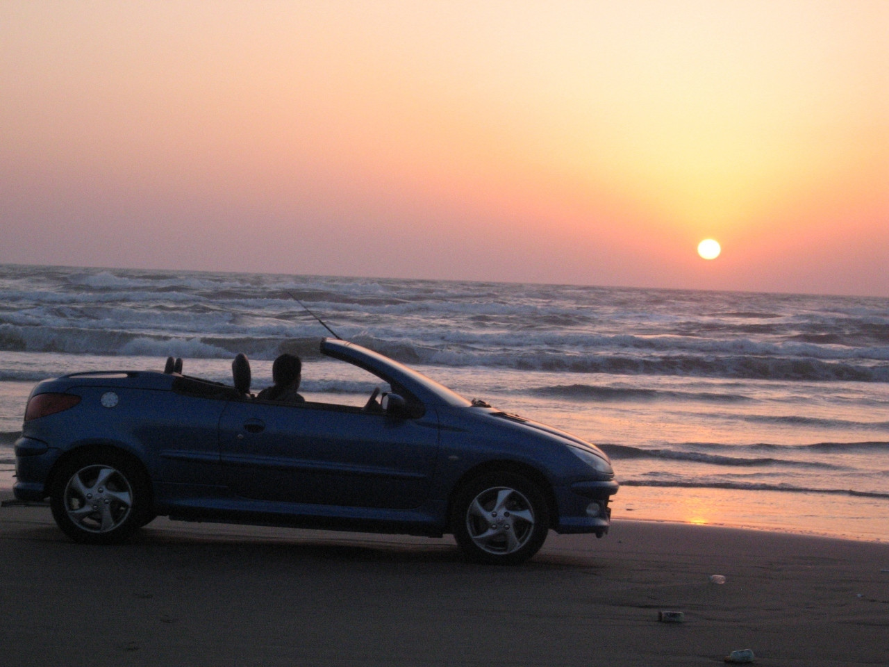 きれいな景色が見られる砂浜をドライブ！1588354