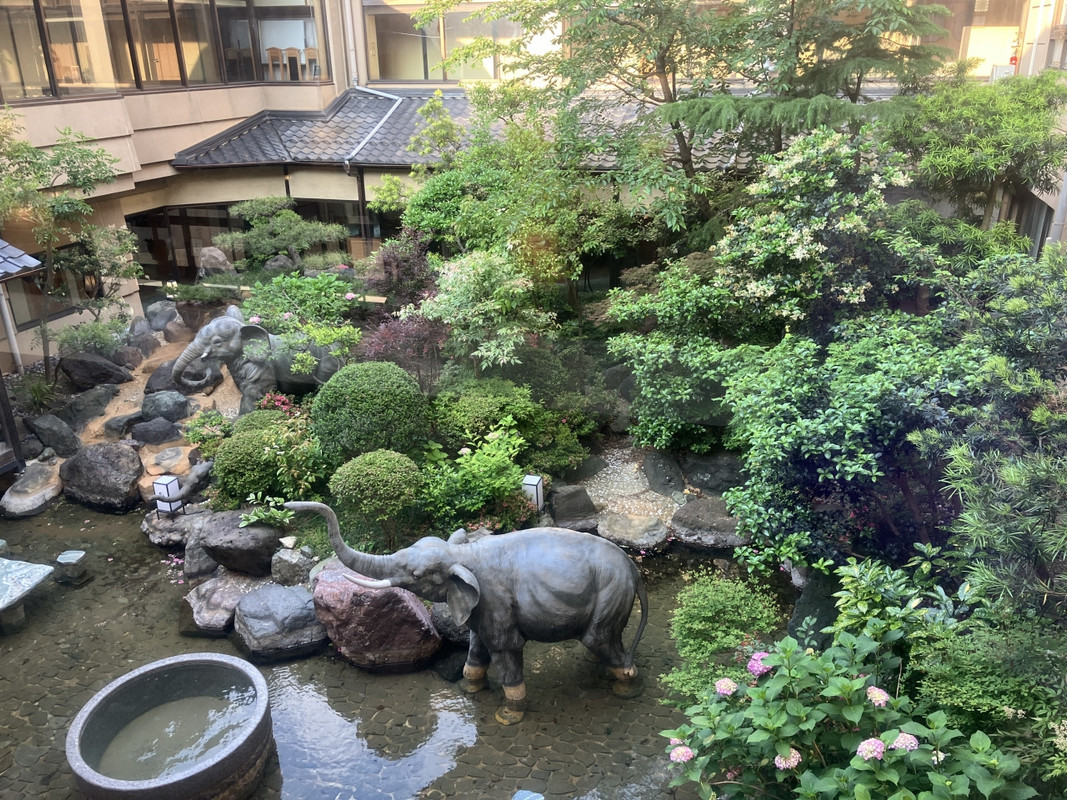 中庭には像のモニュメント