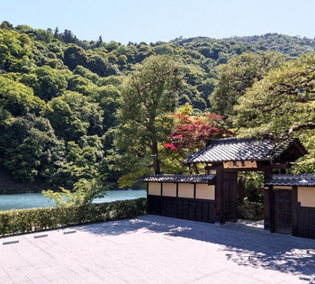 「茶寮 八翠」 外観 51087525 ホテルの目の前に位は嵐山、保津川が広がります。