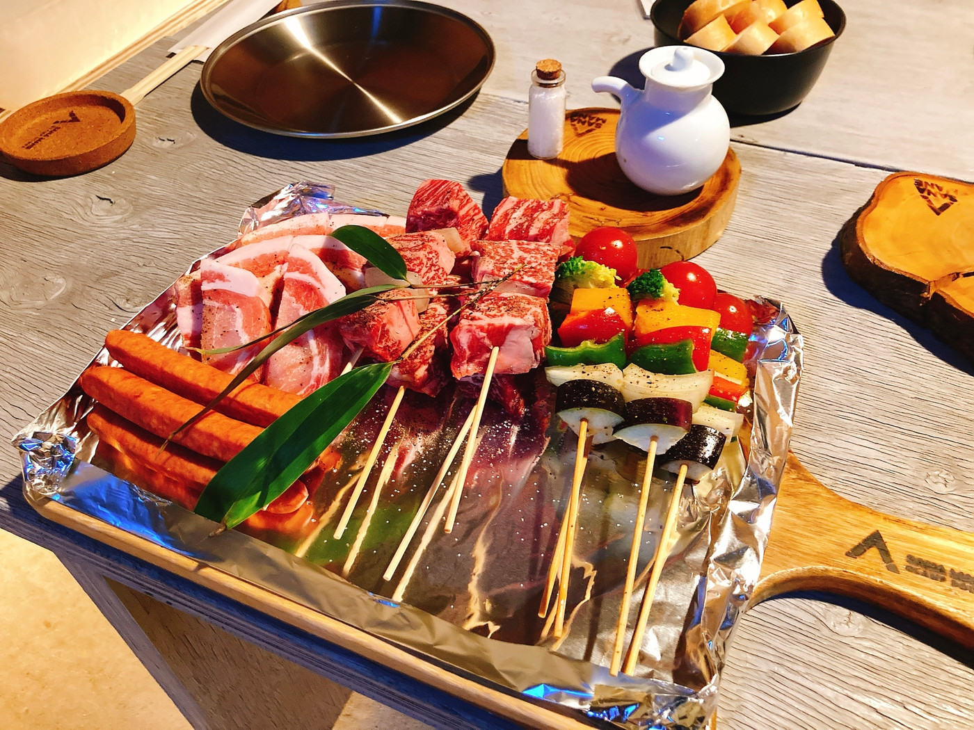 こだわりの食材が並ぶバーベキュー2462738