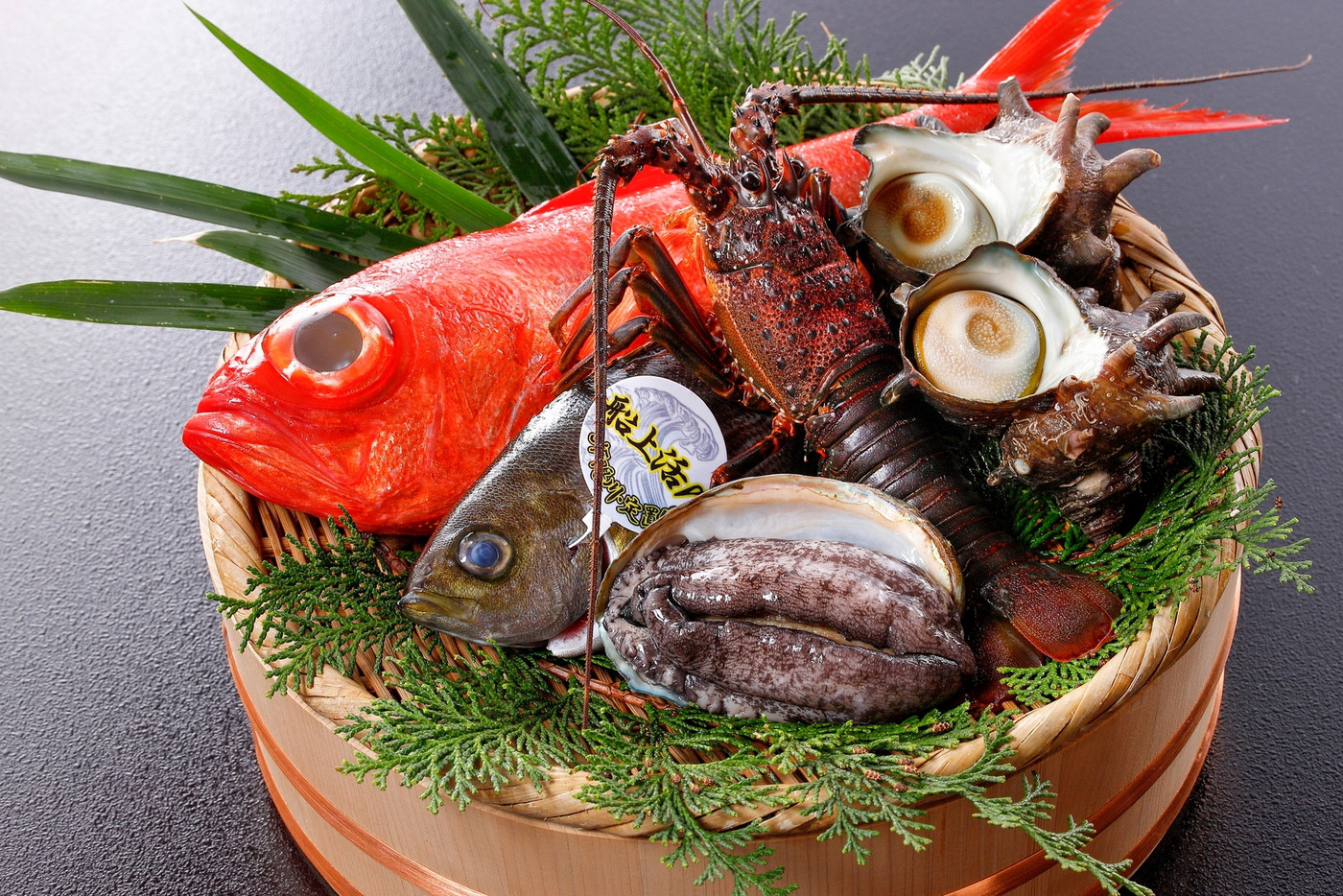 水揚げされたばかりの新鮮な漁師料理3403994