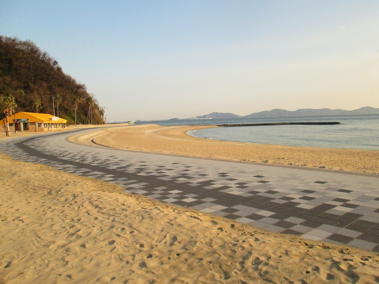 雰囲気の良い白砂ビーチでお散歩しよう「西浦温泉パームビーチ」3942137