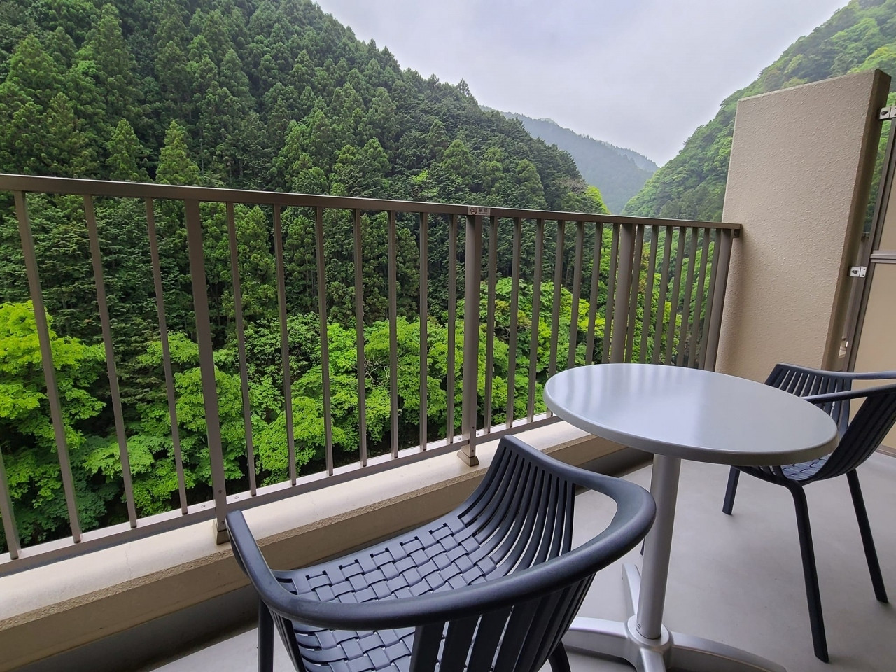 渓谷を眺めてホッとひと息4059203