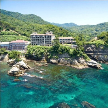 碧い海を眼下に眺める癒しのひととき3449012