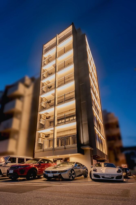 施設の正面 (日没後)