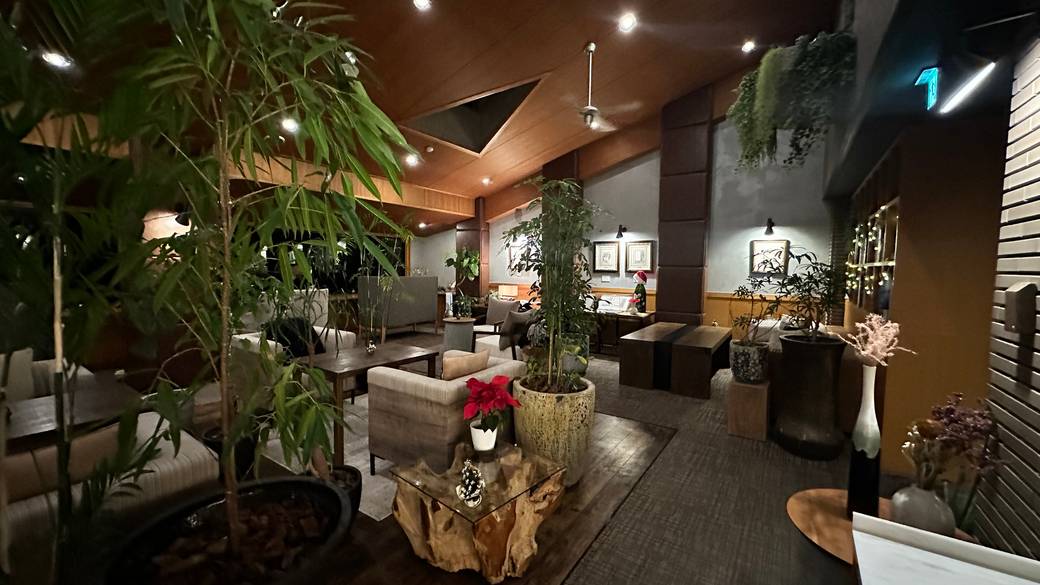 チェックインは
お酒を飲みながら / 5