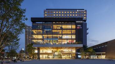 施設の正面 (日没後) / 3