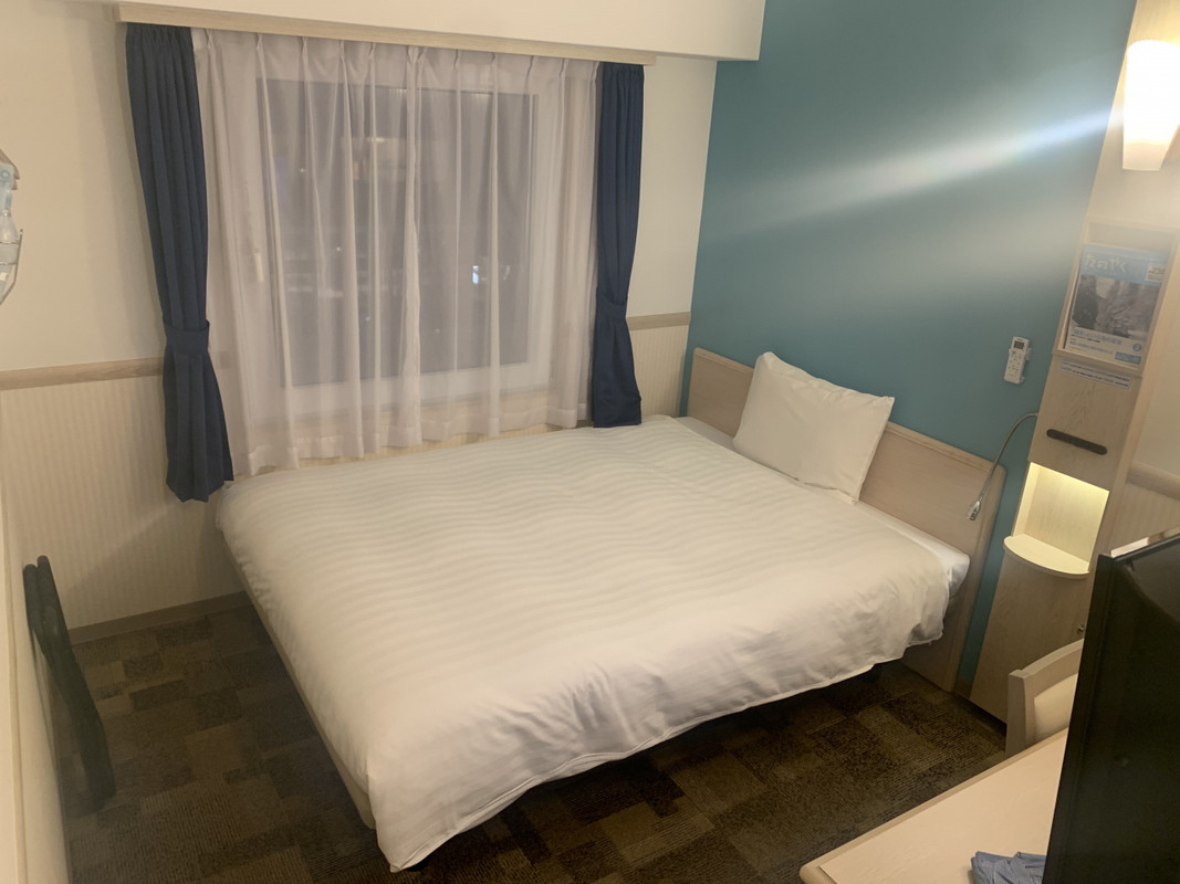 シングルルームですが、ベッドは結構広めです。