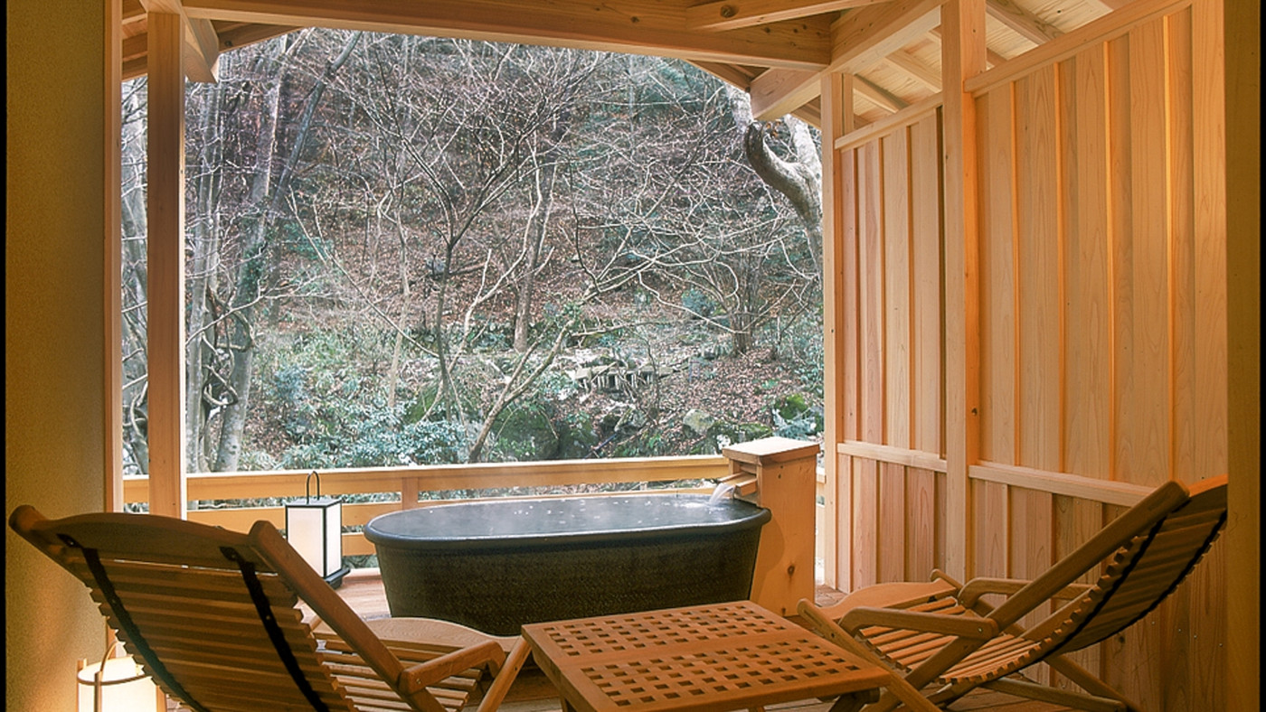 露天風呂につかりながら煌めく温泉街を一望3567547