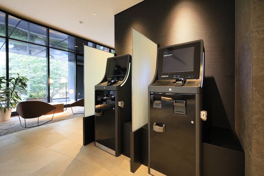 チェックイン / チェックアウト キオスク