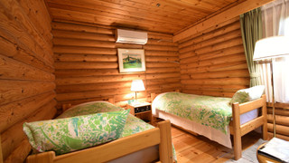 【大型コテージの 1 部】ツインルーム・禁煙＜1 部屋 ベッド 2 台＞