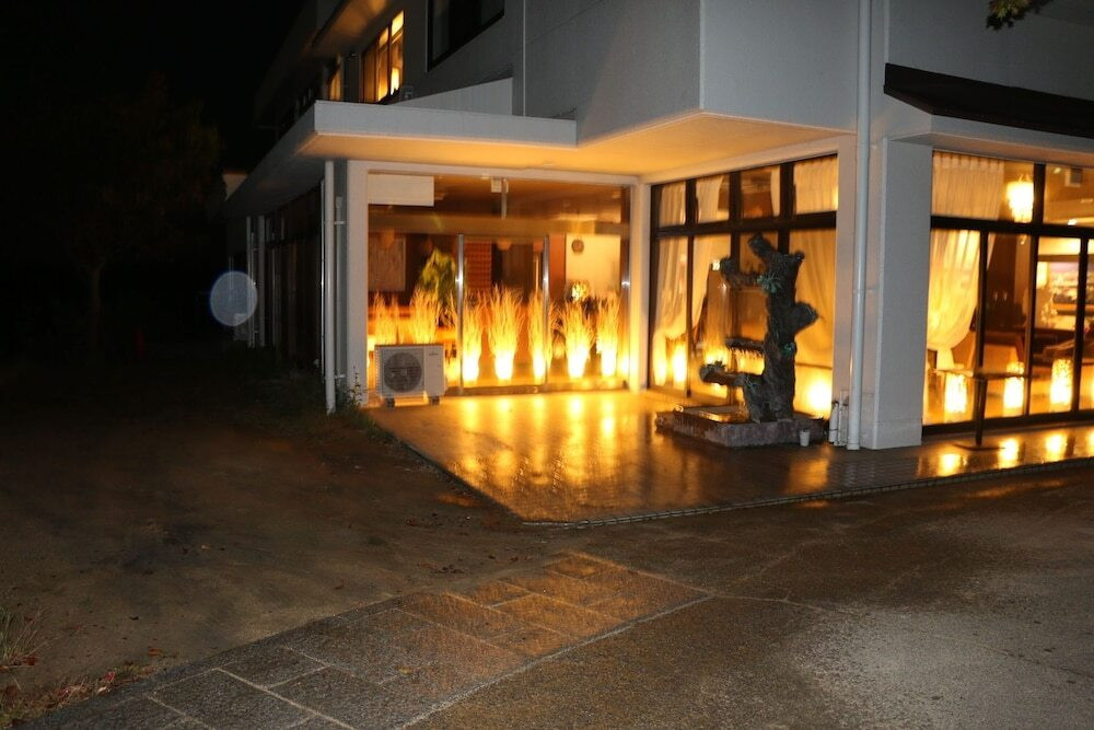 施設の正面 (日没後)