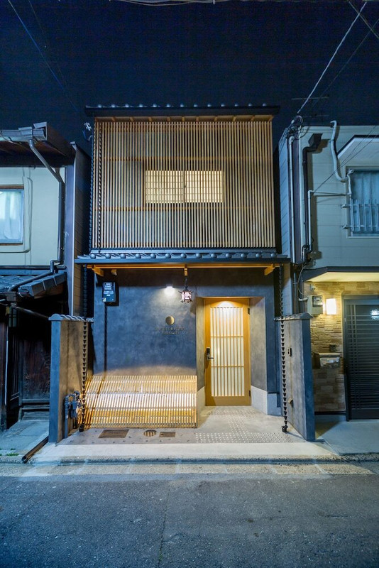 施設の正面 (日没後)