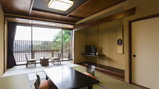 Japanese Style Room,12 Tatami Mats:15 Minutes from Itami Airport by Taxi, Tatoo may not be allowed.