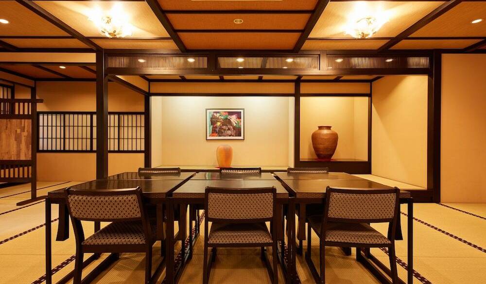 伊勢海老に金目鯛も！
懐石料理に舌鼓 / 4