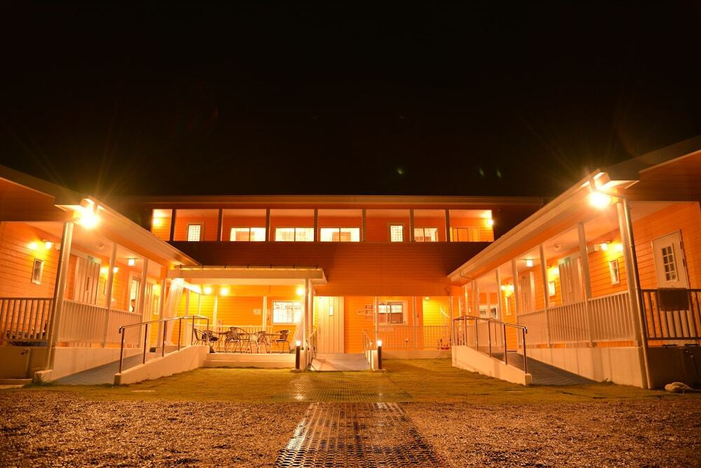 施設の正面 (日没後)