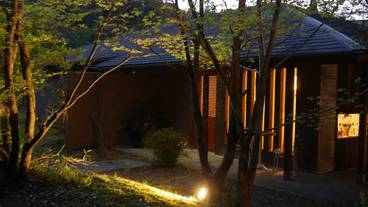 施設の正面 (日没後) / 1