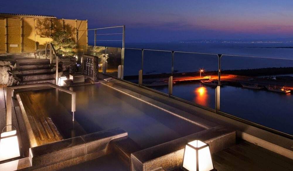 露天風呂で、客室で。
夜の海と癒しの時間 / 1
