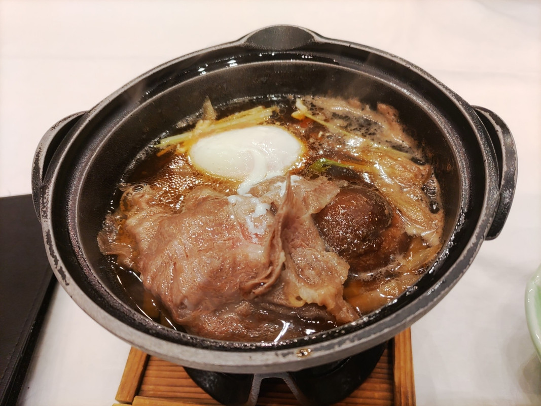 黒毛和牛のすき焼き温泉玉子添えです。僕は玉子も一緒に煮ました