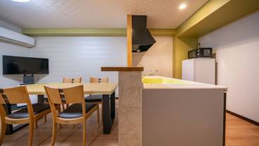 客室内のダイニングエリア / 24