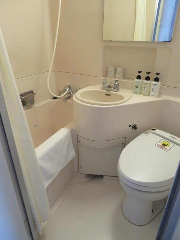 部屋付きの浴室はキツキツ。